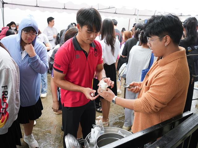 มหาวิทยาลัยพะเยาร่วมกับผู้ประกอบการชมรมร้านอาหารและเครื่องดื่มจังหวัดพะเยา จัดโครงการจากพี่สู่น้อง น้องอิ่มท้องพี่สุขใจ ครั้งที่ 1