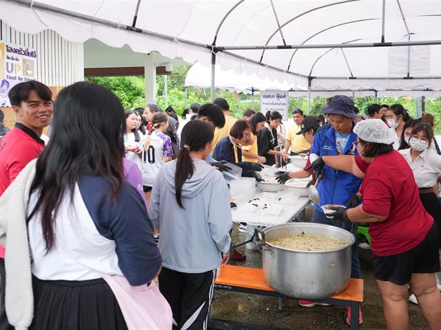 มหาวิทยาลัยพะเยาร่วมกับผู้ประกอบการชมรมร้านอาหารและเครื่องดื่มจังหวัดพะเยา จัดโครงการจากพี่สู่น้อง น้องอิ่มท้องพี่สุขใจ ครั้งที่ 1