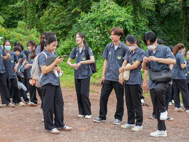 ศูนย์สิ่งแวดล้อมและการจัดการที่ยั่งยืน มหาวิทยาลัยพะเยา ให้การต้อนรับคณะสาธารณสุขศาสตร์ สาขาวิชาอนามัยสิ่งแวดล้อม ในการศึกษาดูงานกระบวนการคัดแยกขยะและผลิตภัณฑ์ไม้แขวนเสื้อจากฝาขวดน้ำ