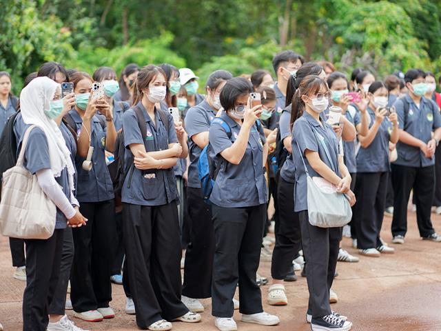 ศูนย์สิ่งแวดล้อมและการจัดการที่ยั่งยืน มหาวิทยาลัยพะเยา ให้การต้อนรับคณะสาธารณสุขศาสตร์ สาขาวิชาอนามัยสิ่งแวดล้อม ในการศึกษาดูงานกระบวนการคัดแยกขยะและผลิตภัณฑ์ไม้แขวนเสื้อจากฝาขวดน้ำ