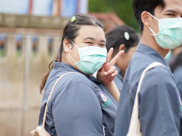 ศูนย์สิ่งแวดล้อมและการจัดการที่ยั่งยืน มหาวิทยาลัยพะเยา ให้การต้อนรับคณะสาธารณสุขศาสตร์ สาขาวิชาอนามัยสิ่งแวดล้อม ในการศึกษาดูงานกระบวนการคัดแยกขยะและผลิตภัณฑ์ไม้แขวนเสื้อจากฝาขวดน้ำ
