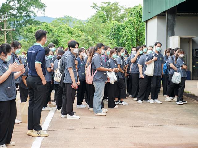 ศูนย์สิ่งแวดล้อมและการจัดการที่ยั่งยืน มหาวิทยาลัยพะเยา ให้การต้อนรับคณะสาธารณสุขศาสตร์ สาขาวิชาอนามัยสิ่งแวดล้อม ในการศึกษาดูงานกระบวนการคัดแยกขยะและผลิตภัณฑ์ไม้แขวนเสื้อจากฝาขวดน้ำ