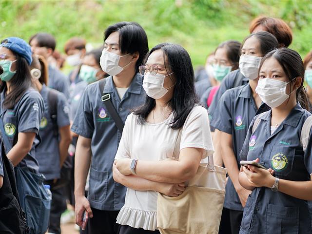 ศูนย์สิ่งแวดล้อมและการจัดการที่ยั่งยืน มหาวิทยาลัยพะเยา ให้การต้อนรับคณะสาธารณสุขศาสตร์ สาขาวิชาอนามัยสิ่งแวดล้อม ในการศึกษาดูงานกระบวนการคัดแยกขยะและผลิตภัณฑ์ไม้แขวนเสื้อจากฝาขวดน้ำ