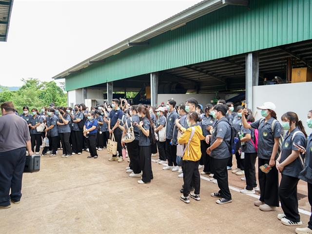 ศูนย์สิ่งแวดล้อมและการจัดการที่ยั่งยืน มหาวิทยาลัยพะเยา ให้การต้อนรับคณะสาธารณสุขศาสตร์ สาขาวิชาอนามัยสิ่งแวดล้อม ในการศึกษาดูงานกระบวนการคัดแยกขยะและผลิตภัณฑ์ไม้แขวนเสื้อจากฝาขวดน้ำ