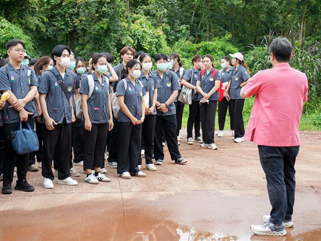 ศูนย์สิ่งแวดล้อมและการจัดการที่ยั่งยืน มหาวิทยาลัยพะเยา ให้การต้อนรับคณะสาธารณสุขศาสตร์ สาขาวิชาอนามัยสิ่งแวดล้อม ในการศึกษาดูงานกระบวนการคัดแยกขยะและผลิตภัณฑ์ไม้แขวนเสื้อจากฝาขวดน้ำ
