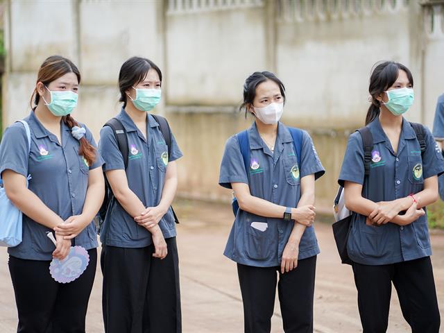 ศูนย์สิ่งแวดล้อมและการจัดการที่ยั่งยืน มหาวิทยาลัยพะเยา ให้การต้อนรับคณะสาธารณสุขศาสตร์ สาขาวิชาอนามัยสิ่งแวดล้อม ในการศึกษาดูงานกระบวนการคัดแยกขยะและผลิตภัณฑ์ไม้แขวนเสื้อจากฝาขวดน้ำ