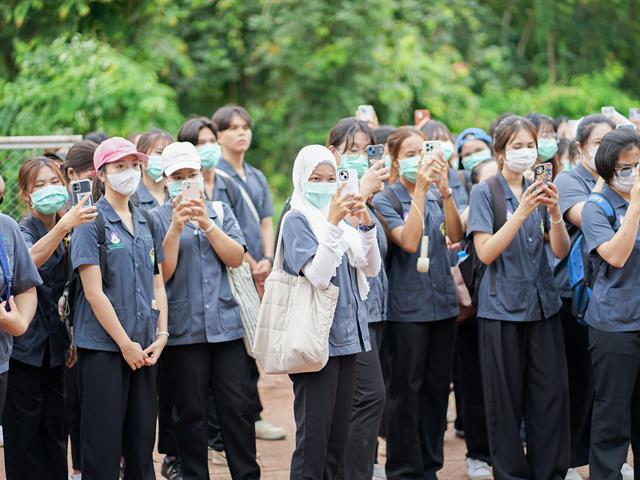 ศูนย์สิ่งแวดล้อมและการจัดการที่ยั่งยืน มหาวิทยาลัยพะเยา ให้การต้อนรับคณะสาธารณสุขศาสตร์ สาขาวิชาอนามัยสิ่งแวดล้อม ในการศึกษาดูงานกระบวนการคัดแยกขยะและผลิตภัณฑ์ไม้แขวนเสื้อจากฝาขวดน้ำ
