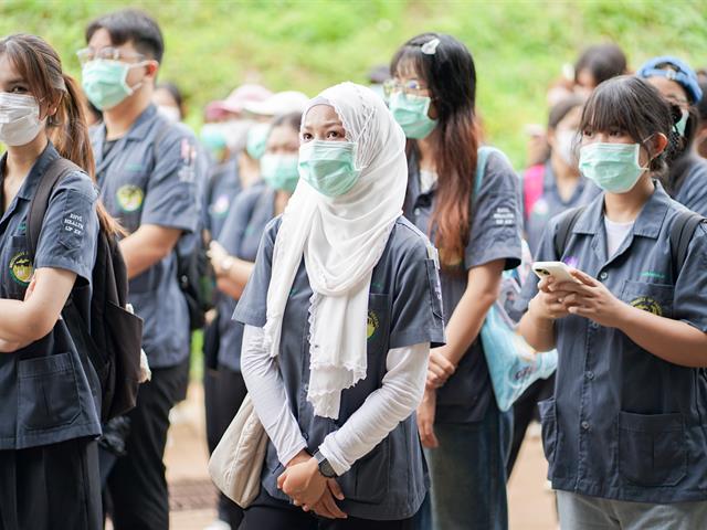 ศูนย์สิ่งแวดล้อมและการจัดการที่ยั่งยืน มหาวิทยาลัยพะเยา ให้การต้อนรับคณะสาธารณสุขศาสตร์ สาขาวิชาอนามัยสิ่งแวดล้อม ในการศึกษาดูงานกระบวนการคัดแยกขยะและผลิตภัณฑ์ไม้แขวนเสื้อจากฝาขวดน้ำ