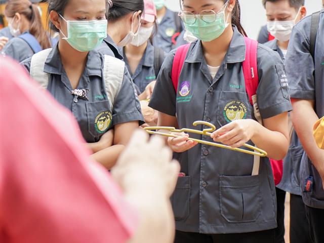 ศูนย์สิ่งแวดล้อมและการจัดการที่ยั่งยืน มหาวิทยาลัยพะเยา ให้การต้อนรับคณะสาธารณสุขศาสตร์ สาขาวิชาอนามัยสิ่งแวดล้อม ในการศึกษาดูงานกระบวนการคัดแยกขยะและผลิตภัณฑ์ไม้แขวนเสื้อจากฝาขวดน้ำ