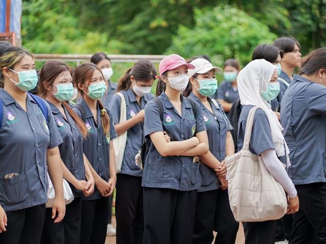 ศูนย์สิ่งแวดล้อมและการจัดการที่ยั่งยืน มหาวิทยาลัยพะเยา ให้การต้อนรับคณะสาธารณสุขศาสตร์ สาขาวิชาอนามัยสิ่งแวดล้อม ในการศึกษาดูงานกระบวนการคัดแยกขยะและผลิตภัณฑ์ไม้แขวนเสื้อจากฝาขวดน้ำ