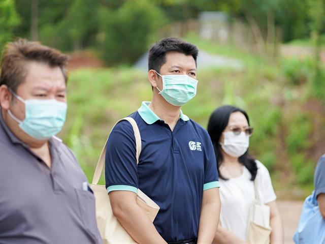 ศูนย์สิ่งแวดล้อมและการจัดการที่ยั่งยืน มหาวิทยาลัยพะเยา ให้การต้อนรับคณะสาธารณสุขศาสตร์ สาขาวิชาอนามัยสิ่งแวดล้อม ในการศึกษาดูงานกระบวนการคัดแยกขยะและผลิตภัณฑ์ไม้แขวนเสื้อจากฝาขวดน้ำ