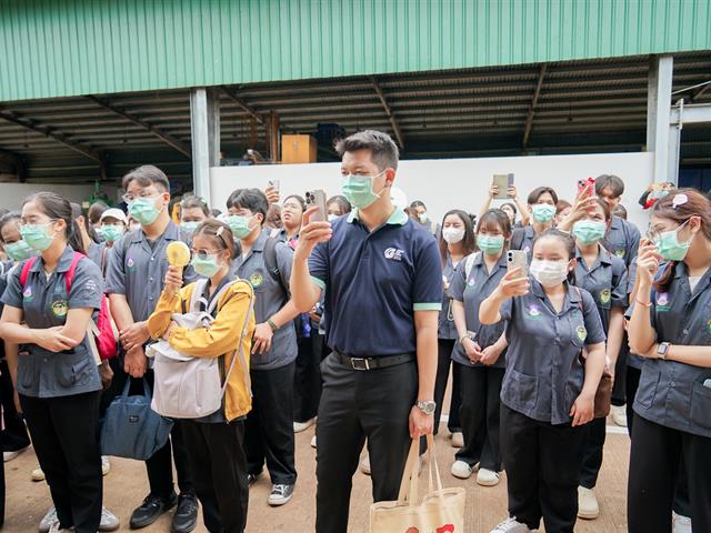 ศูนย์สิ่งแวดล้อมและการจัดการที่ยั่งยืน มหาวิทยาลัยพะเยา ให้การต้อนรับคณะสาธารณสุขศาสตร์ สาขาวิชาอนามัยสิ่งแวดล้อม ในการศึกษาดูงานกระบวนการคัดแยกขยะและผลิตภัณฑ์ไม้แขวนเสื้อจากฝาขวดน้ำ
