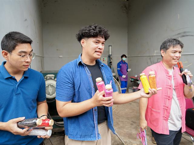 ศูนย์สิ่งแวดล้อมและการจัดการที่ยั่งยืน มหาวิทยาลัยพะเยา ให้การต้อนรับคณะสาธารณสุขศาสตร์ สาขาวิชาอนามัยสิ่งแวดล้อม ในการศึกษาดูงานกระบวนการคัดแยกขยะและผลิตภัณฑ์ไม้แขวนเสื้อจากฝาขวดน้ำ