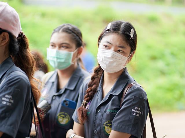 ศูนย์สิ่งแวดล้อมและการจัดการที่ยั่งยืน มหาวิทยาลัยพะเยา ให้การต้อนรับคณะสาธารณสุขศาสตร์ สาขาวิชาอนามัยสิ่งแวดล้อม ในการศึกษาดูงานกระบวนการคัดแยกขยะและผลิตภัณฑ์ไม้แขวนเสื้อจากฝาขวดน้ำ