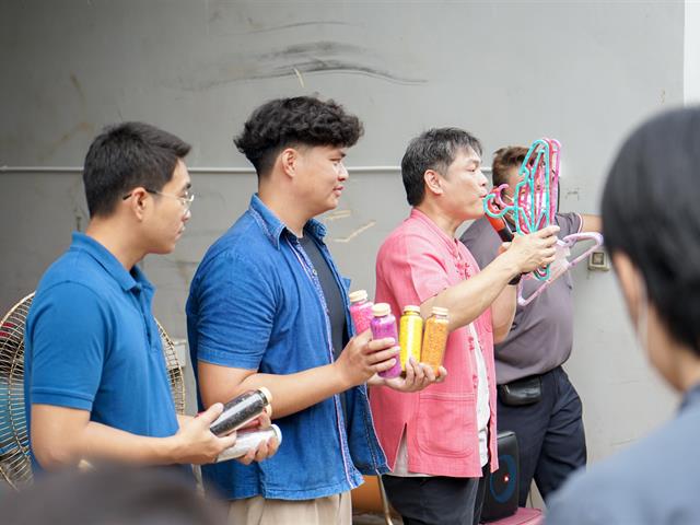 ศูนย์สิ่งแวดล้อมและการจัดการที่ยั่งยืน มหาวิทยาลัยพะเยา ให้การต้อนรับคณะสาธารณสุขศาสตร์ สาขาวิชาอนามัยสิ่งแวดล้อม ในการศึกษาดูงานกระบวนการคัดแยกขยะและผลิตภัณฑ์ไม้แขวนเสื้อจากฝาขวดน้ำ