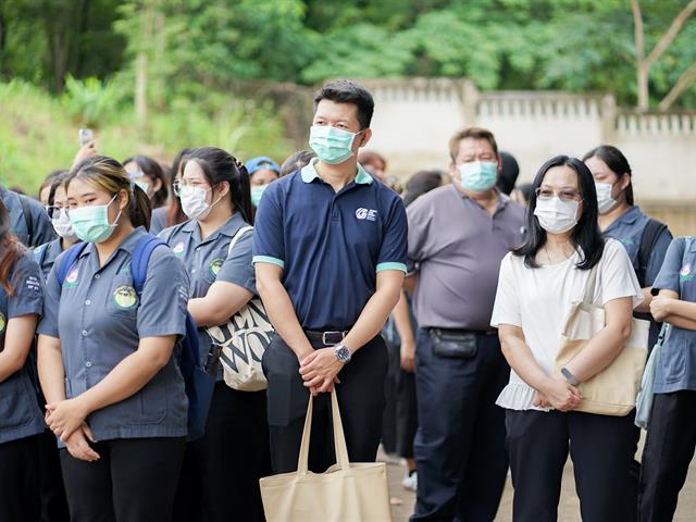 ศูนย์สิ่งแวดล้อมและการจัดการที่ยั่งยืน มหาวิทยาลัยพะเยา ให้การต้อนรับคณะสาธารณสุขศาสตร์ สาขาวิชาอนามัยสิ่งแวดล้อม ในการศึกษาดูงานกระบวนการคัดแยกขยะและผลิตภัณฑ์ไม้แขวนเสื้อจากฝาขวดน้ำ