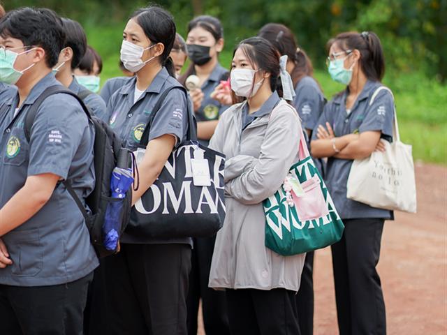 ศูนย์สิ่งแวดล้อมและการจัดการที่ยั่งยืน มหาวิทยาลัยพะเยา ให้การต้อนรับคณะสาธารณสุขศาสตร์ สาขาวิชาอนามัยสิ่งแวดล้อม ในการศึกษาดูงานกระบวนการคัดแยกขยะและผลิตภัณฑ์ไม้แขวนเสื้อจากฝาขวดน้ำ