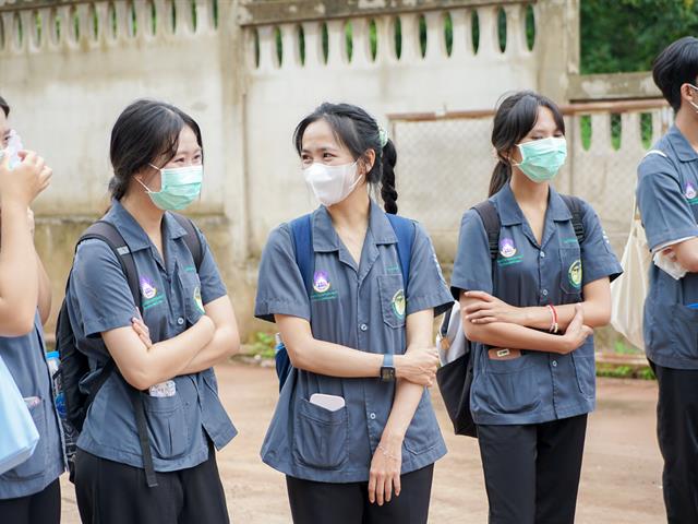 ศูนย์สิ่งแวดล้อมและการจัดการที่ยั่งยืน มหาวิทยาลัยพะเยา ให้การต้อนรับคณะสาธารณสุขศาสตร์ สาขาวิชาอนามัยสิ่งแวดล้อม ในการศึกษาดูงานกระบวนการคัดแยกขยะและผลิตภัณฑ์ไม้แขวนเสื้อจากฝาขวดน้ำ
