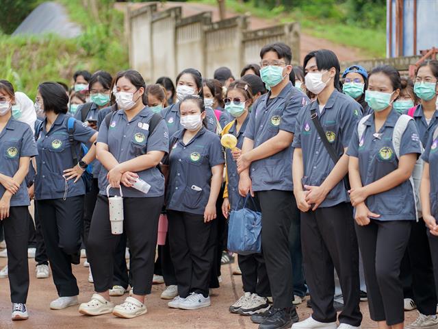 ศูนย์สิ่งแวดล้อมและการจัดการที่ยั่งยืน มหาวิทยาลัยพะเยา ให้การต้อนรับคณะสาธารณสุขศาสตร์ สาขาวิชาอนามัยสิ่งแวดล้อม ในการศึกษาดูงานกระบวนการคัดแยกขยะและผลิตภัณฑ์ไม้แขวนเสื้อจากฝาขวดน้ำ