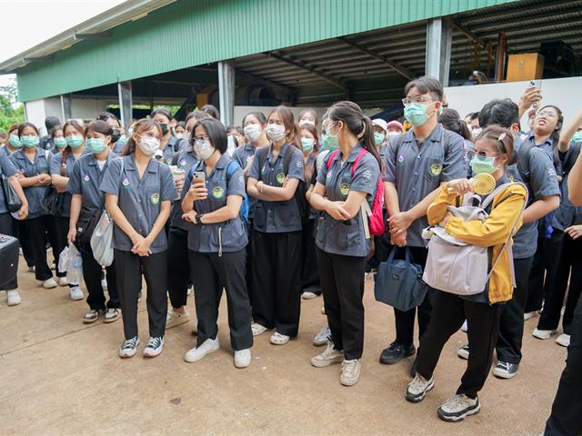 ศูนย์สิ่งแวดล้อมและการจัดการที่ยั่งยืน มหาวิทยาลัยพะเยา ให้การต้อนรับคณะสาธารณสุขศาสตร์ สาขาวิชาอนามัยสิ่งแวดล้อม ในการศึกษาดูงานกระบวนการคัดแยกขยะและผลิตภัณฑ์ไม้แขวนเสื้อจากฝาขวดน้ำ