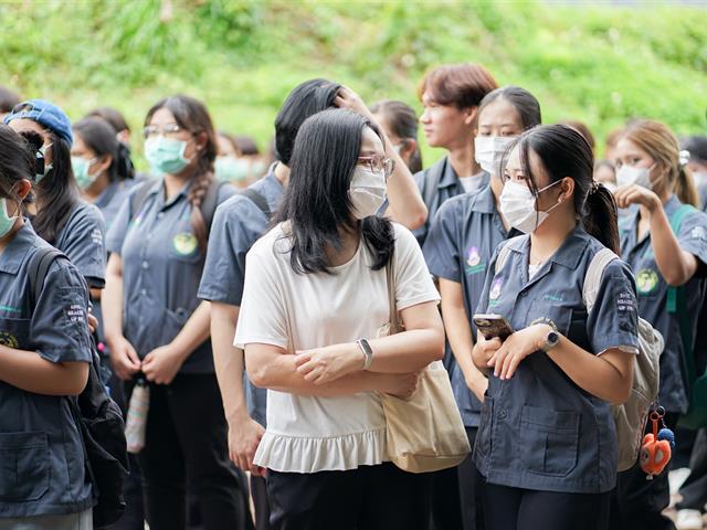 ศูนย์สิ่งแวดล้อมและการจัดการที่ยั่งยืน มหาวิทยาลัยพะเยา ให้การต้อนรับคณะสาธารณสุขศาสตร์ สาขาวิชาอนามัยสิ่งแวดล้อม ในการศึกษาดูงานกระบวนการคัดแยกขยะและผลิตภัณฑ์ไม้แขวนเสื้อจากฝาขวดน้ำ