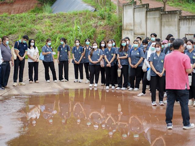 ศูนย์สิ่งแวดล้อมและการจัดการที่ยั่งยืน มหาวิทยาลัยพะเยา ให้การต้อนรับคณะสาธารณสุขศาสตร์ สาขาวิชาอนามัยสิ่งแวดล้อม ในการศึกษาดูงานกระบวนการคัดแยกขยะและผลิตภัณฑ์ไม้แขวนเสื้อจากฝาขวดน้ำ
