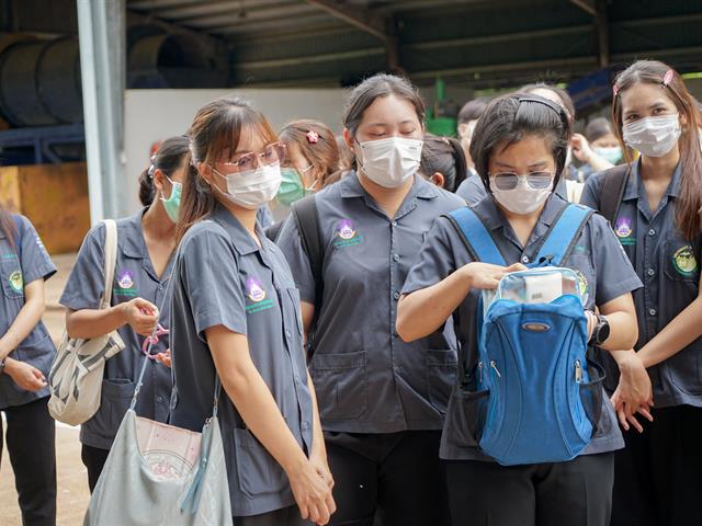 ศูนย์สิ่งแวดล้อมและการจัดการที่ยั่งยืน มหาวิทยาลัยพะเยา ให้การต้อนรับคณะสาธารณสุขศาสตร์ สาขาวิชาอนามัยสิ่งแวดล้อม ในการศึกษาดูงานกระบวนการคัดแยกขยะและผลิตภัณฑ์ไม้แขวนเสื้อจากฝาขวดน้ำ
