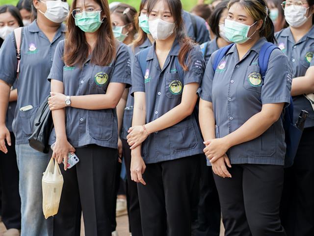 ศูนย์สิ่งแวดล้อมและการจัดการที่ยั่งยืน มหาวิทยาลัยพะเยา ให้การต้อนรับคณะสาธารณสุขศาสตร์ สาขาวิชาอนามัยสิ่งแวดล้อม ในการศึกษาดูงานกระบวนการคัดแยกขยะและผลิตภัณฑ์ไม้แขวนเสื้อจากฝาขวดน้ำ