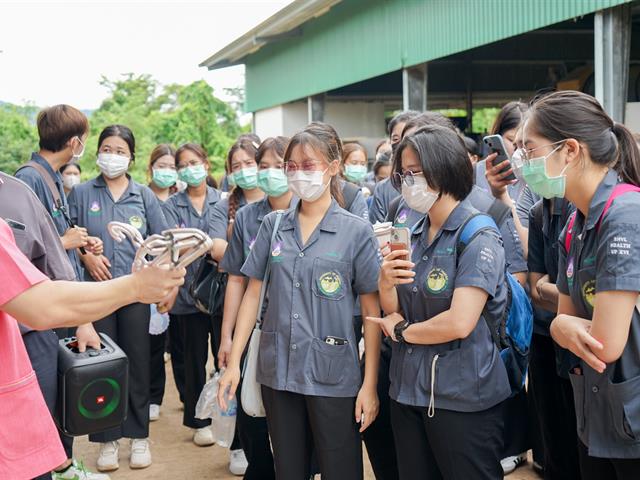 ศูนย์สิ่งแวดล้อมและการจัดการที่ยั่งยืน มหาวิทยาลัยพะเยา ให้การต้อนรับคณะสาธารณสุขศาสตร์ สาขาวิชาอนามัยสิ่งแวดล้อม ในการศึกษาดูงานกระบวนการคัดแยกขยะและผลิตภัณฑ์ไม้แขวนเสื้อจากฝาขวดน้ำ