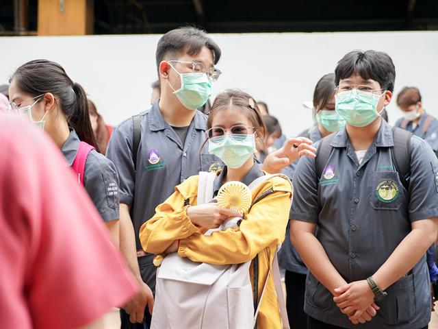 ศูนย์สิ่งแวดล้อมและการจัดการที่ยั่งยืน มหาวิทยาลัยพะเยา ให้การต้อนรับคณะสาธารณสุขศาสตร์ สาขาวิชาอนามัยสิ่งแวดล้อม ในการศึกษาดูงานกระบวนการคัดแยกขยะและผลิตภัณฑ์ไม้แขวนเสื้อจากฝาขวดน้ำ