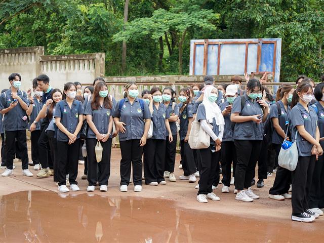 ศูนย์สิ่งแวดล้อมและการจัดการที่ยั่งยืน มหาวิทยาลัยพะเยา ให้การต้อนรับคณะสาธารณสุขศาสตร์ สาขาวิชาอนามัยสิ่งแวดล้อม ในการศึกษาดูงานกระบวนการคัดแยกขยะและผลิตภัณฑ์ไม้แขวนเสื้อจากฝาขวดน้ำ