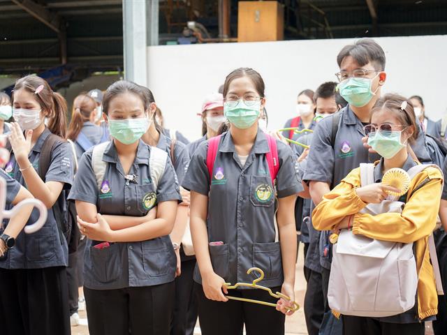 ศูนย์สิ่งแวดล้อมและการจัดการที่ยั่งยืน มหาวิทยาลัยพะเยา ให้การต้อนรับคณะสาธารณสุขศาสตร์ สาขาวิชาอนามัยสิ่งแวดล้อม ในการศึกษาดูงานกระบวนการคัดแยกขยะและผลิตภัณฑ์ไม้แขวนเสื้อจากฝาขวดน้ำ