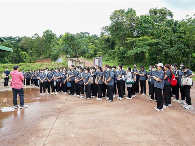 ศูนย์สิ่งแวดล้อมและการจัดการที่ยั่งยืน มหาวิทยาลัยพะเยา ให้การต้อนรับคณะสาธารณสุขศาสตร์ สาขาวิชาอนามัยสิ่งแวดล้อม ในการศึกษาดูงานกระบวนการคัดแยกขยะและผลิตภัณฑ์ไม้แขวนเสื้อจากฝาขวดน้ำ