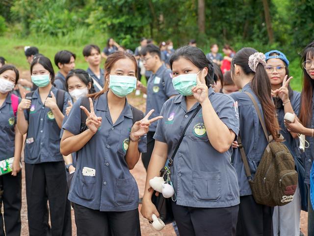 ศูนย์สิ่งแวดล้อมและการจัดการที่ยั่งยืน มหาวิทยาลัยพะเยา ให้การต้อนรับคณะสาธารณสุขศาสตร์ สาขาวิชาอนามัยสิ่งแวดล้อม ในการศึกษาดูงานกระบวนการคัดแยกขยะและผลิตภัณฑ์ไม้แขวนเสื้อจากฝาขวดน้ำ