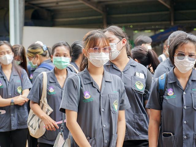 ศูนย์สิ่งแวดล้อมและการจัดการที่ยั่งยืน มหาวิทยาลัยพะเยา ให้การต้อนรับคณะสาธารณสุขศาสตร์ สาขาวิชาอนามัยสิ่งแวดล้อม ในการศึกษาดูงานกระบวนการคัดแยกขยะและผลิตภัณฑ์ไม้แขวนเสื้อจากฝาขวดน้ำ