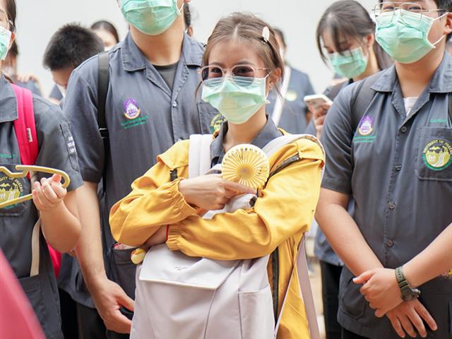 ศูนย์สิ่งแวดล้อมและการจัดการที่ยั่งยืน มหาวิทยาลัยพะเยา ให้การต้อนรับคณะสาธารณสุขศาสตร์ สาขาวิชาอนามัยสิ่งแวดล้อม ในการศึกษาดูงานกระบวนการคัดแยกขยะและผลิตภัณฑ์ไม้แขวนเสื้อจากฝาขวดน้ำ