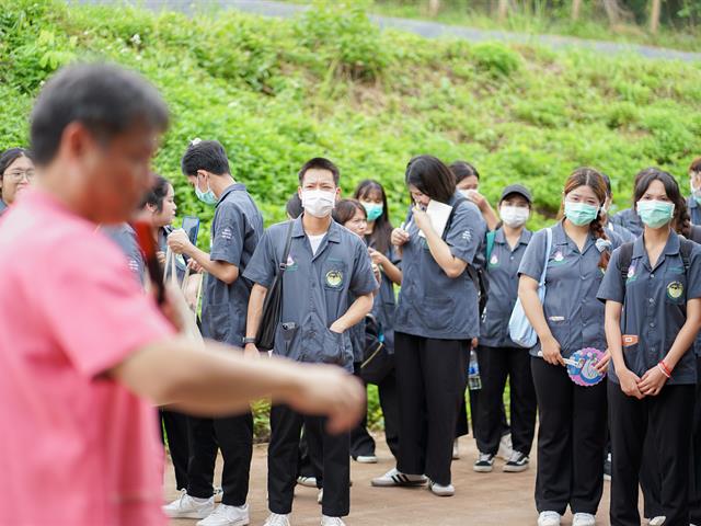 ศูนย์สิ่งแวดล้อมและการจัดการที่ยั่งยืน มหาวิทยาลัยพะเยา ให้การต้อนรับคณะสาธารณสุขศาสตร์ สาขาวิชาอนามัยสิ่งแวดล้อม ในการศึกษาดูงานกระบวนการคัดแยกขยะและผลิตภัณฑ์ไม้แขวนเสื้อจากฝาขวดน้ำ