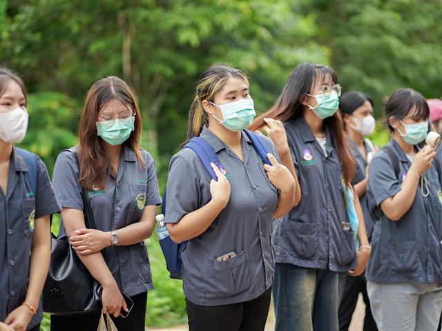 ศูนย์สิ่งแวดล้อมและการจัดการที่ยั่งยืน มหาวิทยาลัยพะเยา ให้การต้อนรับคณะสาธารณสุขศาสตร์ สาขาวิชาอนามัยสิ่งแวดล้อม ในการศึกษาดูงานกระบวนการคัดแยกขยะและผลิตภัณฑ์ไม้แขวนเสื้อจากฝาขวดน้ำ