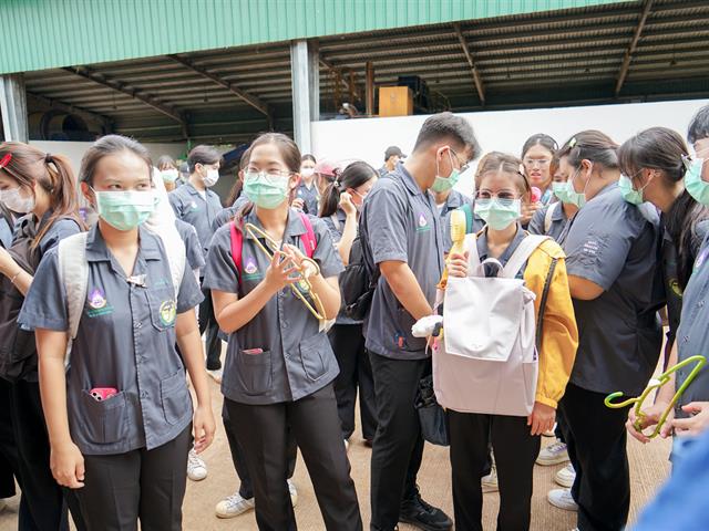 ศูนย์สิ่งแวดล้อมและการจัดการที่ยั่งยืน มหาวิทยาลัยพะเยา ให้การต้อนรับคณะสาธารณสุขศาสตร์ สาขาวิชาอนามัยสิ่งแวดล้อม ในการศึกษาดูงานกระบวนการคัดแยกขยะและผลิตภัณฑ์ไม้แขวนเสื้อจากฝาขวดน้ำ