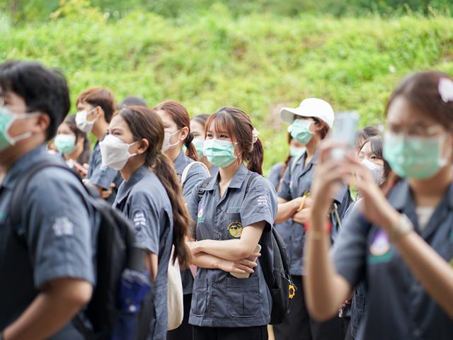 ศูนย์สิ่งแวดล้อมและการจัดการที่ยั่งยืน มหาวิทยาลัยพะเยา ให้การต้อนรับคณะสาธารณสุขศาสตร์ สาขาวิชาอนามัยสิ่งแวดล้อม ในการศึกษาดูงานกระบวนการคัดแยกขยะและผลิตภัณฑ์ไม้แขวนเสื้อจากฝาขวดน้ำ