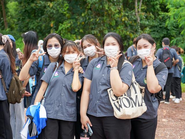ศูนย์สิ่งแวดล้อมและการจัดการที่ยั่งยืน มหาวิทยาลัยพะเยา ให้การต้อนรับคณะสาธารณสุขศาสตร์ สาขาวิชาอนามัยสิ่งแวดล้อม ในการศึกษาดูงานกระบวนการคัดแยกขยะและผลิตภัณฑ์ไม้แขวนเสื้อจากฝาขวดน้ำ