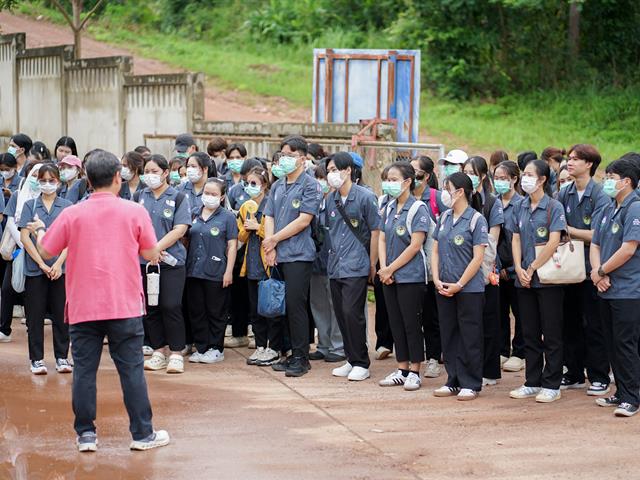 ศูนย์สิ่งแวดล้อมและการจัดการที่ยั่งยืน มหาวิทยาลัยพะเยา ให้การต้อนรับคณะสาธารณสุขศาสตร์ สาขาวิชาอนามัยสิ่งแวดล้อม ในการศึกษาดูงานกระบวนการคัดแยกขยะและผลิตภัณฑ์ไม้แขวนเสื้อจากฝาขวดน้ำ