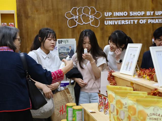 ต้อนรับคณะผู้บริหารและนิสิต