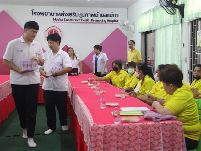 เทคนิคการแพทย์ชุมชน ให้ความรู้เรื่องการเก็บตัวอย่างตรวจสุขภาพกับ อสม