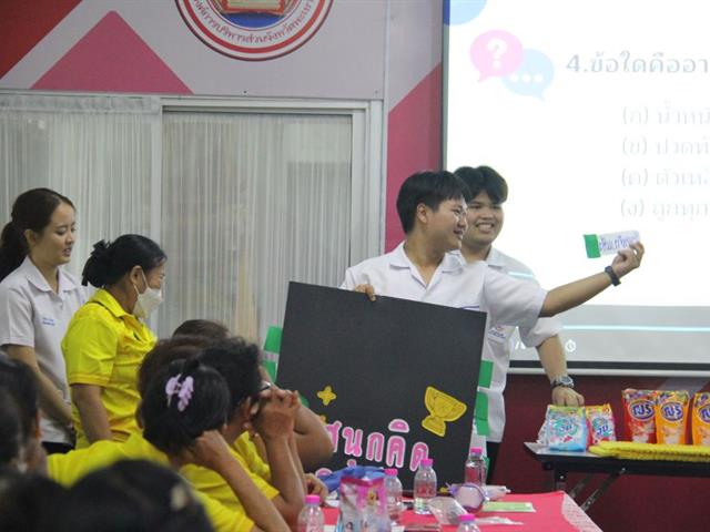 เทคนิคการแพทย์ชุมชน ให้ความรู้เรื่องการเก็บตัวอย่างตรวจสุขภาพกับ อสม