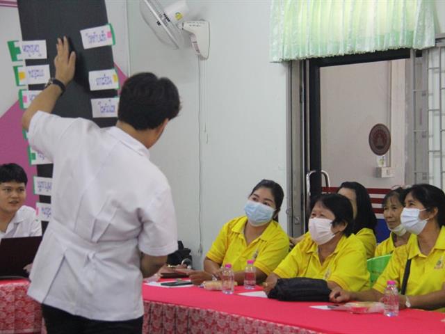 เทคนิคการแพทย์ชุมชน ให้ความรู้เรื่องการเก็บตัวอย่างตรวจสุขภาพกับ อสม