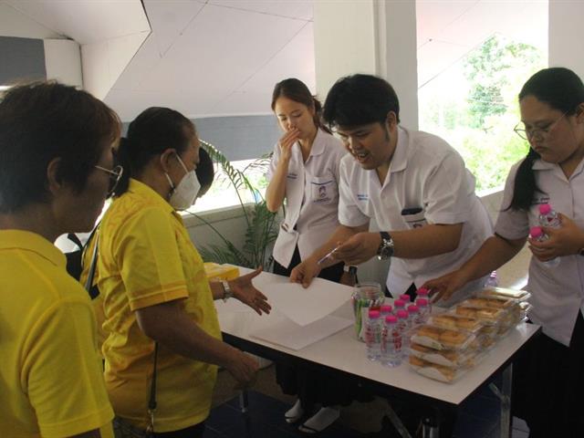 เทคนิคการแพทย์ชุมชน ให้ความรู้เรื่องการเก็บตัวอย่างตรวจสุขภาพกับ อสม