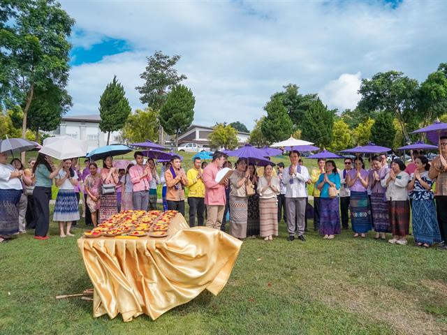 School of Education participated in the fetching water ceremony and bathed Phra That Chom Thong