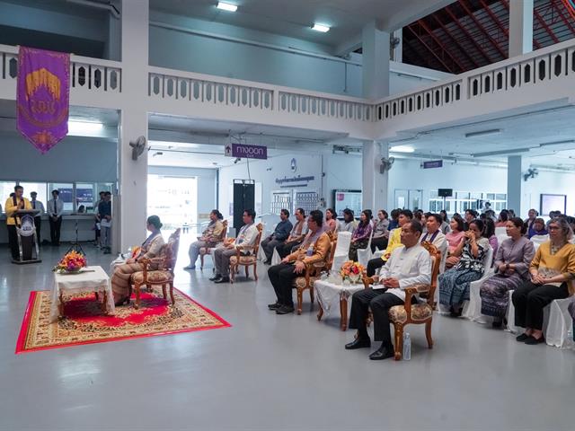School of Education participated in the fetching water ceremony and bathed Phra That Chom Thong