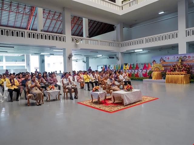 School of Education participated in the fetching water ceremony and bathed Phra That Chom Thong